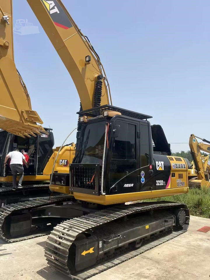 CATERPILLAR 323D2 - Pelle sur chenille: photos 3 CATERPILLAR 323D2 - Pelle sur chenille: photos 3