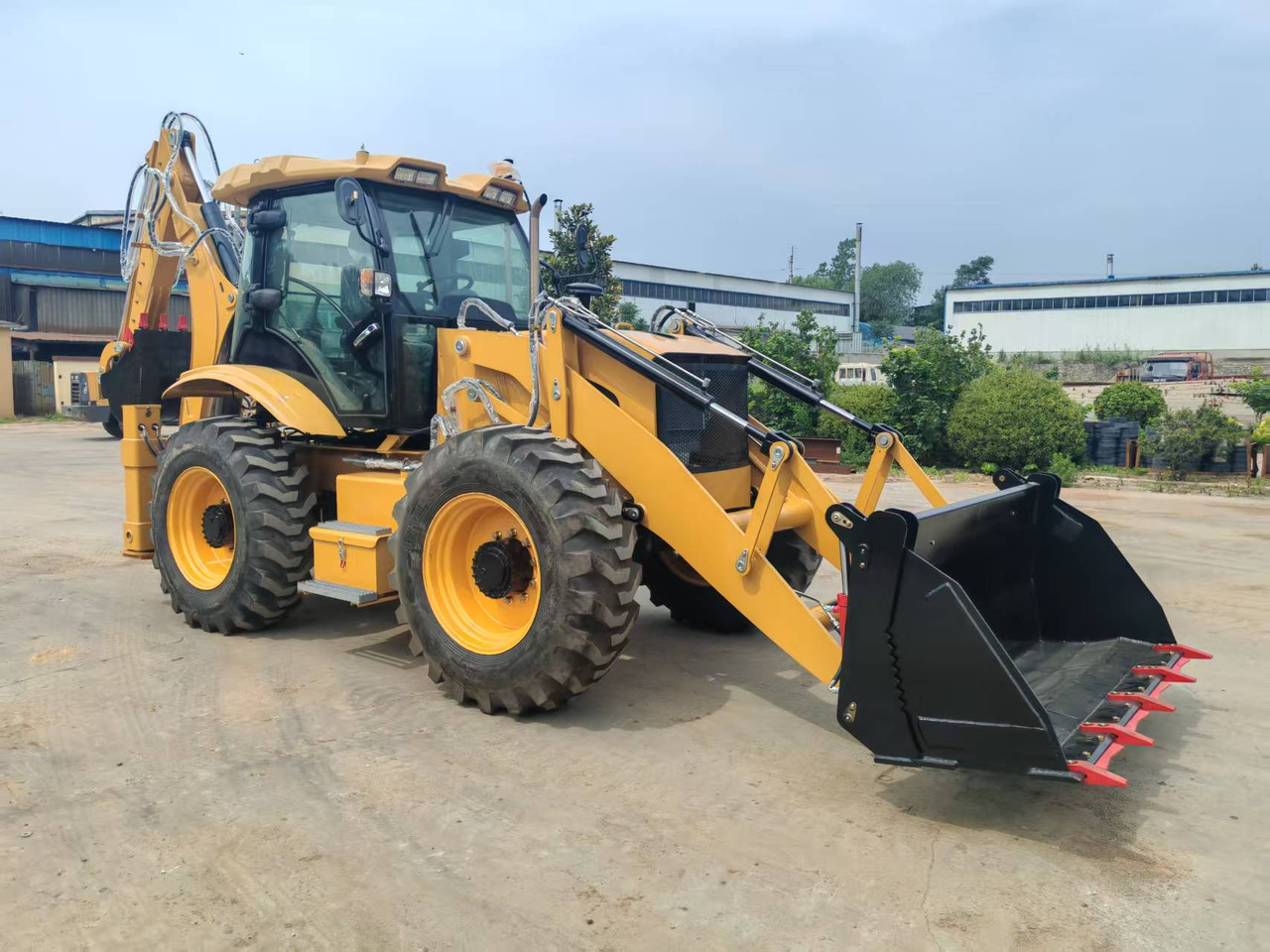 CATERPILLAR 4CX - Pelle sur pneus: photos 1 CATERPILLAR 4CX - Pelle sur pneus: photos 1