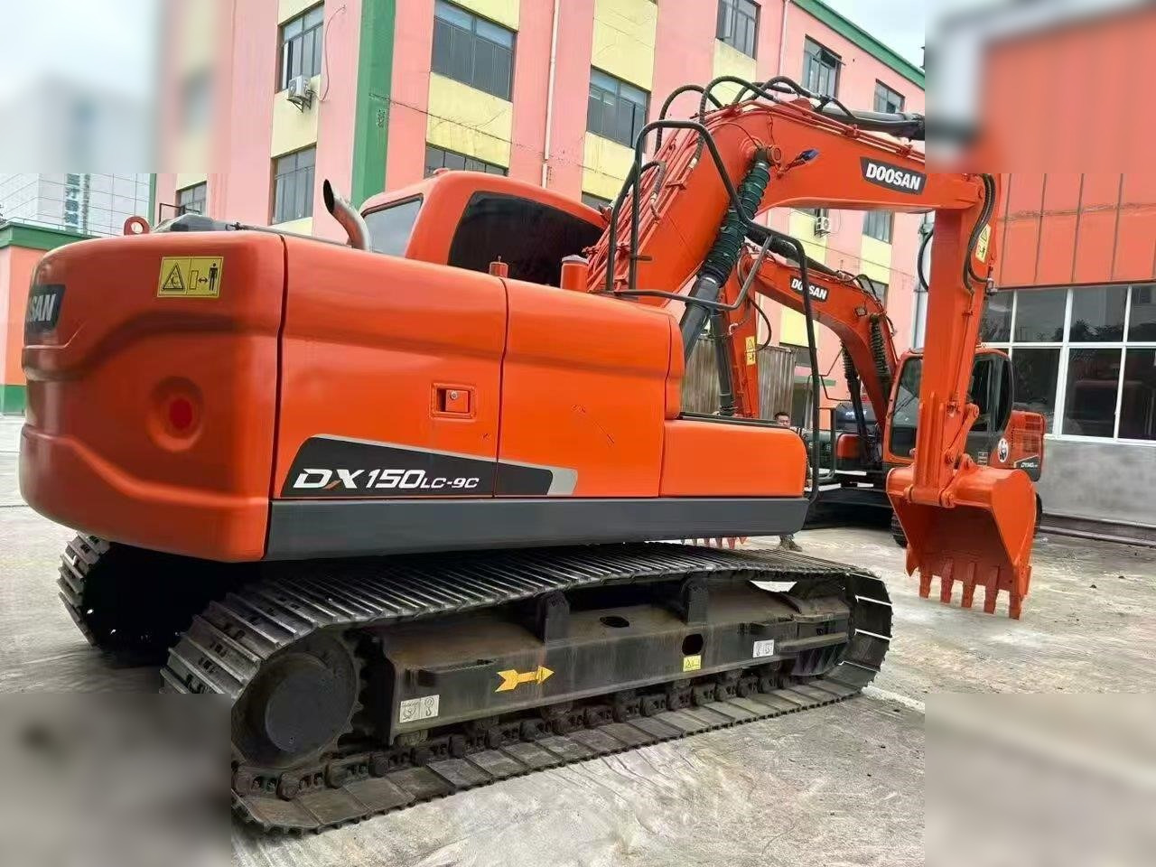DOOSAN DX150W-9C - Pelle sur pneus: photos 3 DOOSAN DX150W-9C - Pelle sur pneus: photos 3