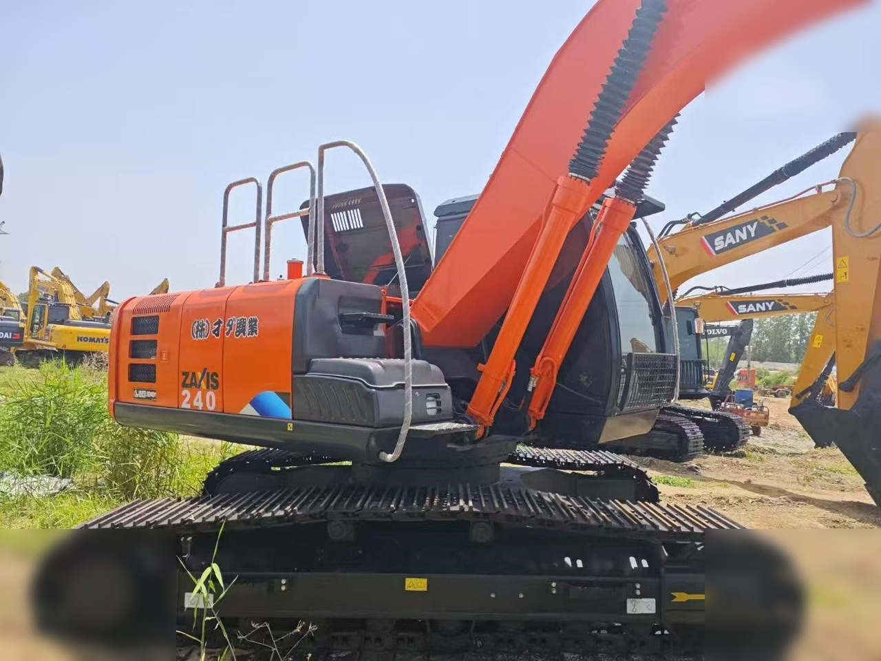 HITACHI ZX240 - Pelle sur chenille: photos 1 HITACHI ZX240 - Pelle sur chenille: photos 1