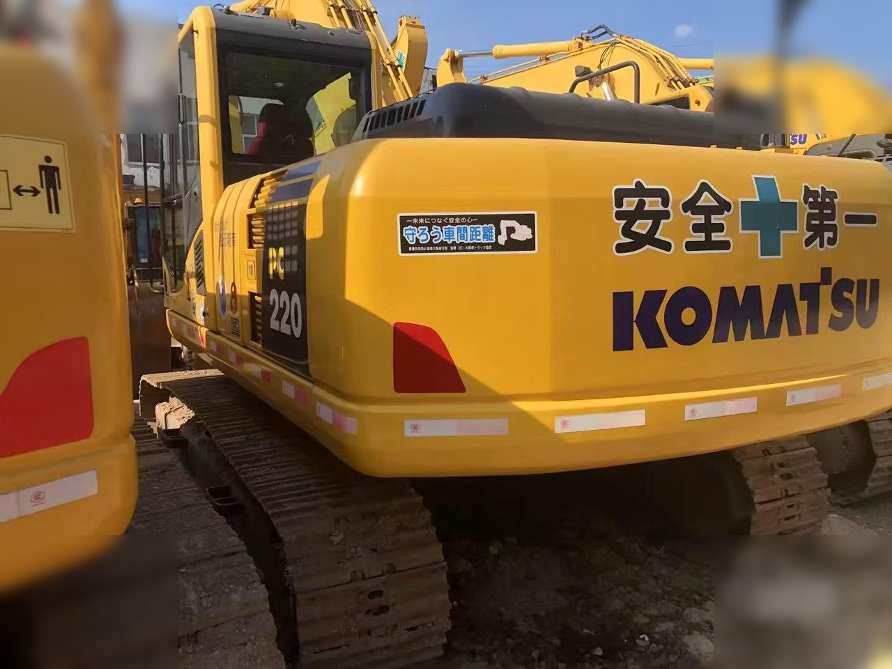 KOMATSU PC220-8 - Pelle sur chenille: photos 1 KOMATSU PC220-8 - Pelle sur chenille: photos 1