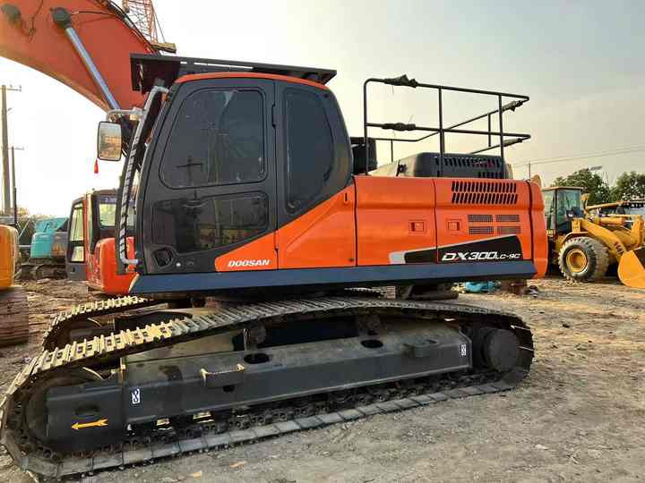 Doosan Construction Equipment Dx300 , Used Earth-moving Machine Doosan Excavator , Doosan Heavy Machines for Sale - Pelle sur chenille: photos 3 Doosan Construction Equipment Dx300 , Used Earth-moving Machine Doosan Excavator , Doosan Heavy Machines for Sale - Pelle sur chenille: photos 3
