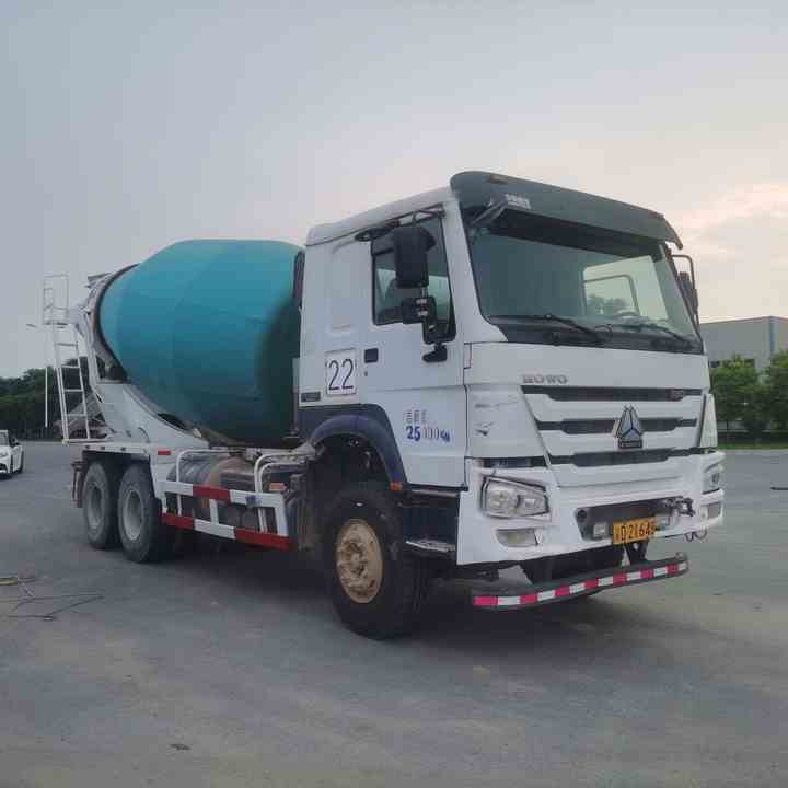 HOWO 15 Cubic Metre Used Concrete Mixer Truck for Sale - Camion malaxeur: photos 2 HOWO 15 Cubic Metre Used Concrete Mixer Truck for Sale - Camion malaxeur: photos 2