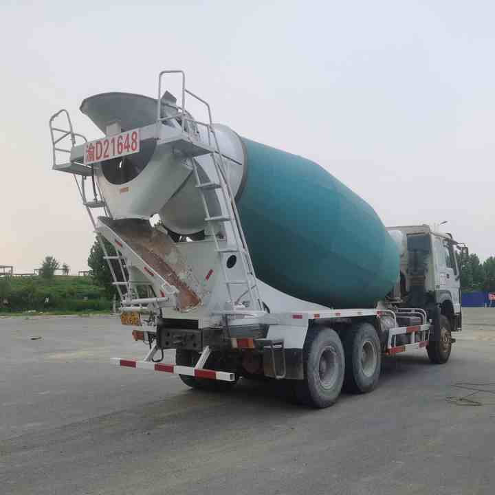 HOWO 15 Cubic Metre Used Concrete Mixer Truck for Sale - Camion malaxeur: photos 4 HOWO 15 Cubic Metre Used Concrete Mixer Truck for Sale - Camion malaxeur: photos 4