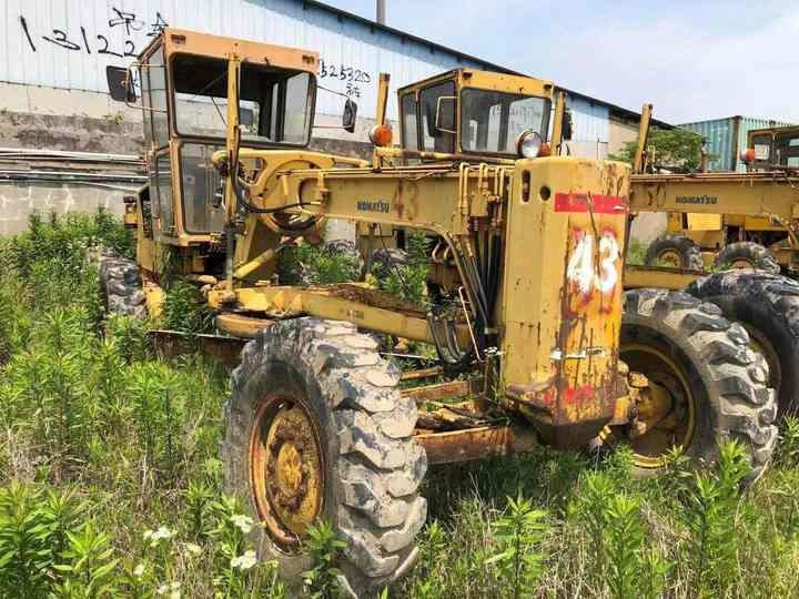 Japan Komatsu GD511 Motor Grader Cheap Price Komatsu Road Grader GD511 Good Condition in China - Niveleuse: photos 3 Japan Komatsu GD511 Motor Grader Cheap Price Komatsu Road Grader GD511 Good Condition in China - Niveleuse: photos 3