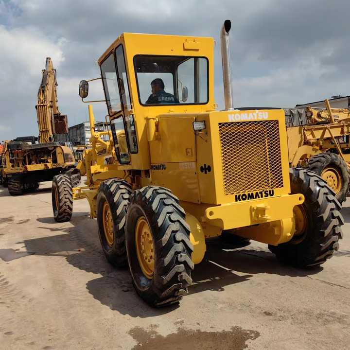 Japan Komatsu GD511 Motor Grader Cheap Price Komatsu Road Grader GD511 Good Condition in China - Niveleuse: photos 5 Japan Komatsu GD511 Motor Grader Cheap Price Komatsu Road Grader GD511 Good Condition in China - Niveleuse: photos 5