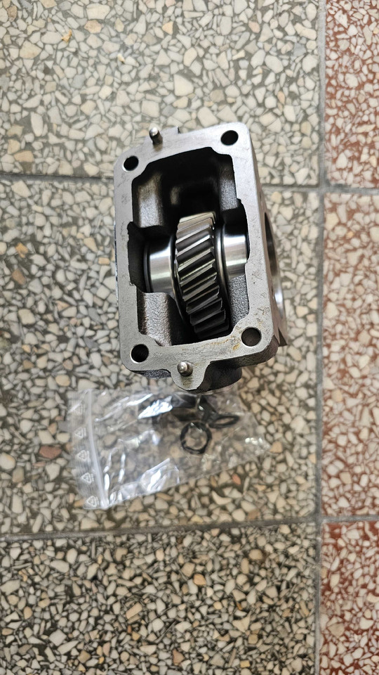 Przystawka do sprężarki Deutz-Fahr Same Lamborghini 0.010.3276.1 - Pièces de rechange pour Machine agricole: photos 1 Przystawka do sprężarki Deutz-Fahr Same Lamborghini 0.010.3276.1 - Pièces de rechange pour Machine agricole: photos 1