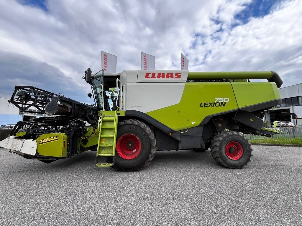 Claas Lexion 750 - Moissonneuse-batteuse: photos 1 Claas Lexion 750 - Moissonneuse-batteuse: photos 1