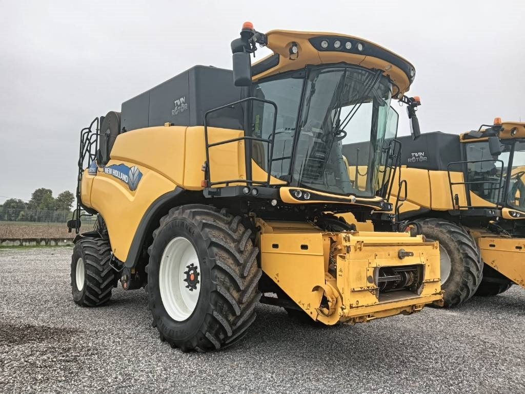 New Holland CR 7.90 - Moissonneuse-batteuse: photos 1 New Holland CR 7.90 - Moissonneuse-batteuse: photos 1