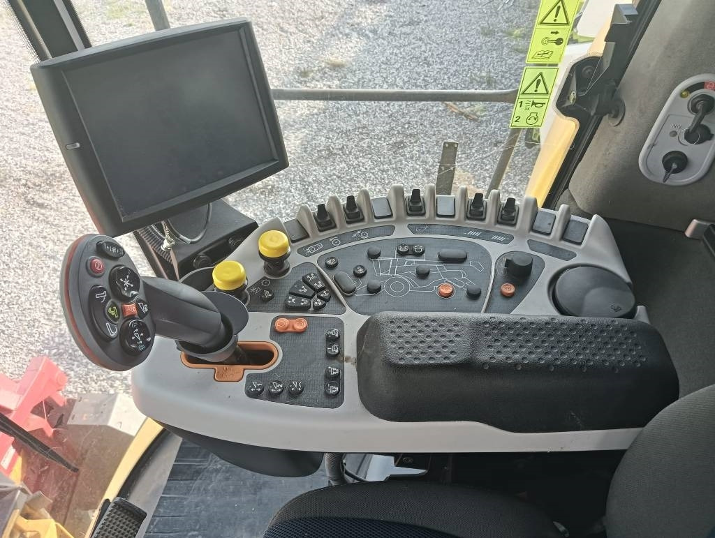 New Holland CR 7.90 - Moissonneuse-batteuse: photos 3 New Holland CR 7.90 - Moissonneuse-batteuse: photos 3