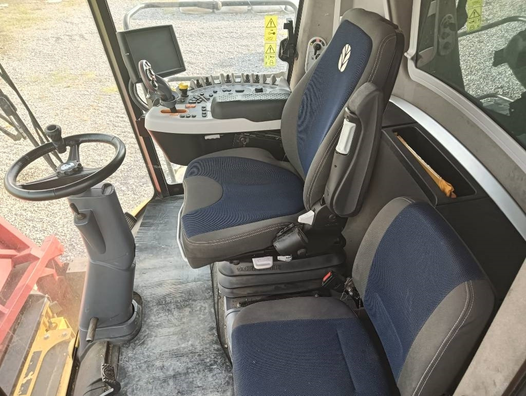New Holland CR 7.90 - Moissonneuse-batteuse: photos 4 New Holland CR 7.90 - Moissonneuse-batteuse: photos 4