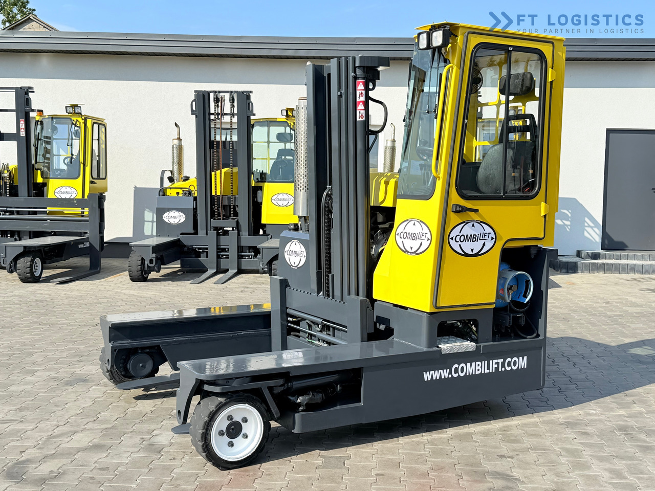 COMBILIFT C3000 / GAS / TRIPLEX - 4900MM / ONLY 1537 HOURS / FORK POSITIONER / CABIN / LIKE NEW - Chariot multidirectionnel: photos 2 COMBILIFT C3000 / GAS / TRIPLEX - 4900MM / ONLY 1537 HOURS / FORK POSITIONER / CABIN / LIKE NEW - Chariot multidirectionnel: photos 2