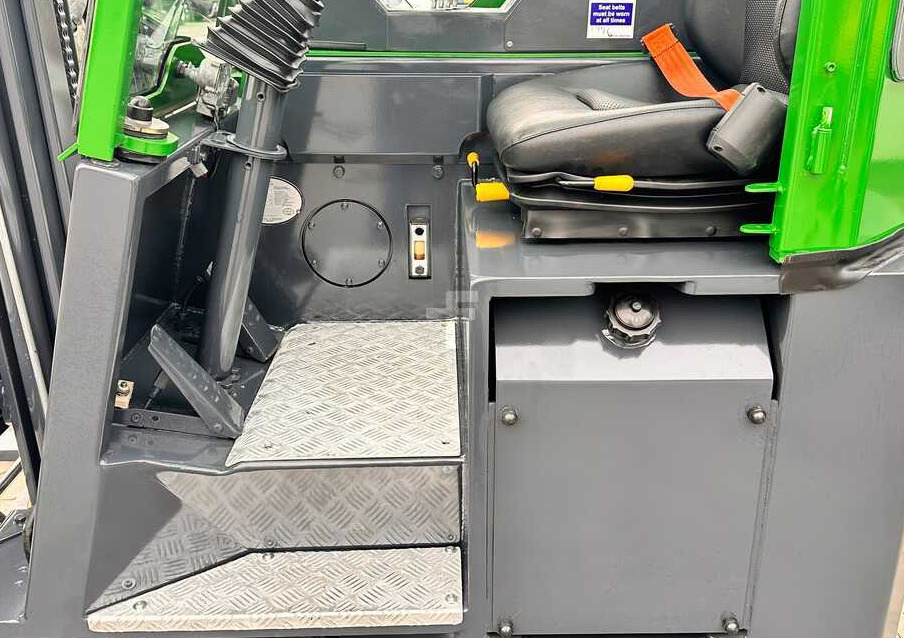 Combilift C2500CB / TRIPLEX / DIESEL / 4900MM / FREE LIFT / POSITIONER 1720MM / LIKE NEW - Chariot multidirectionnel: photos 3 Combilift C2500CB / TRIPLEX / DIESEL / 4900MM / FREE LIFT / POSITIONER 1720MM / LIKE NEW - Chariot multidirectionnel: photos 3