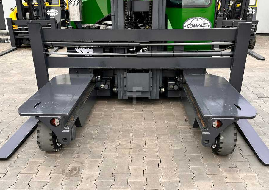 Combilift C3000 / 4100 MM / 3 TONS / PLATFORM / 1939 MTH / LPG / LIKE NEW - Chariot multidirectionnel: photos 4 Combilift C3000 / 4100 MM / 3 TONS / PLATFORM / 1939 MTH / LPG / LIKE NEW - Chariot multidirectionnel: photos 4