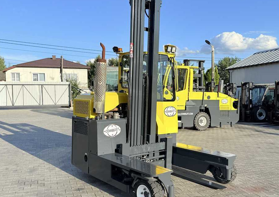 Combilift C3000 / GAS / TRIPLEX - 7600MM / FREE-LIFT / POSITIONER / A comprehensive range of four-way and side-loading forklifts. - Chariot multidirectionnel: photos 4 Combilift C3000 / GAS / TRIPLEX - 7600MM / FREE-LIFT / POSITIONER / A comprehensive range of four-way and side-loading forklifts. - Chariot multidirectionnel: photos 4