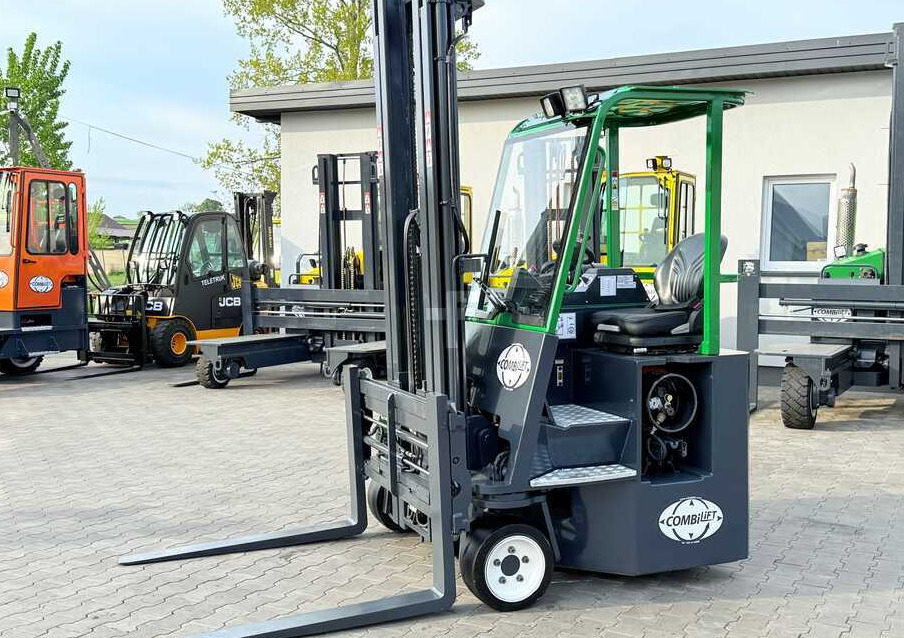 Combilift C3000CB / LPG / TRIPLEX – 6500MM / FREE LIFT / FORK POSITIONER / SIDE SHIFT / EXCELLENT CONDITION - Chariot multidirectionnel: photos 1 Combilift C3000CB / LPG / TRIPLEX – 6500MM / FREE LIFT / FORK POSITIONER / SIDE SHIFT / EXCELLENT CONDITION - Chariot multidirectionnel: photos 1