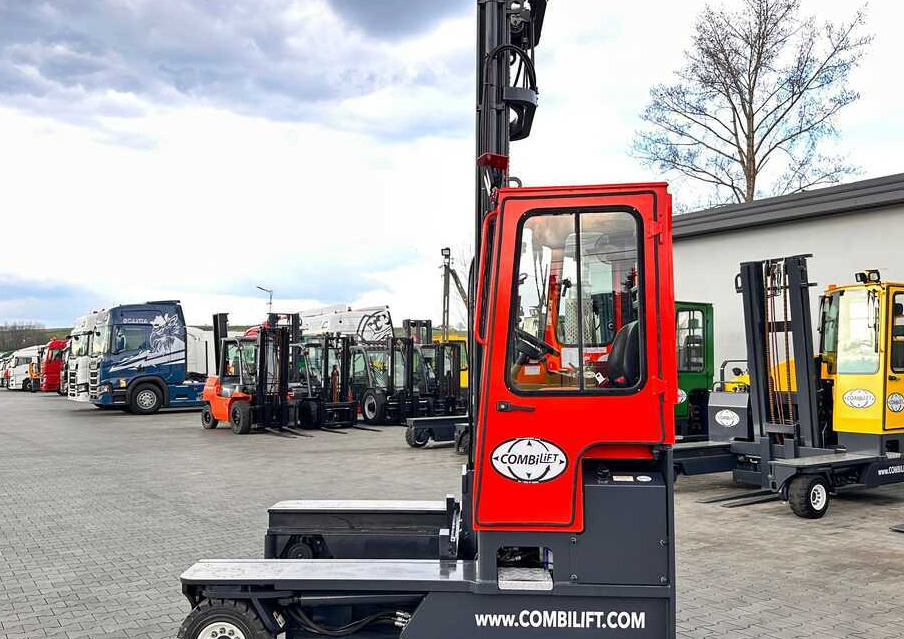 Combilift C4000 / DIESEL / TRIPLEX / 8400MM / FREE LIFT / SIDESHIFT / LIKE NEW - Chariot multidirectionnel: photos 2 Combilift C4000 / DIESEL / TRIPLEX / 8400MM / FREE LIFT / SIDESHIFT / LIKE NEW - Chariot multidirectionnel: photos 2