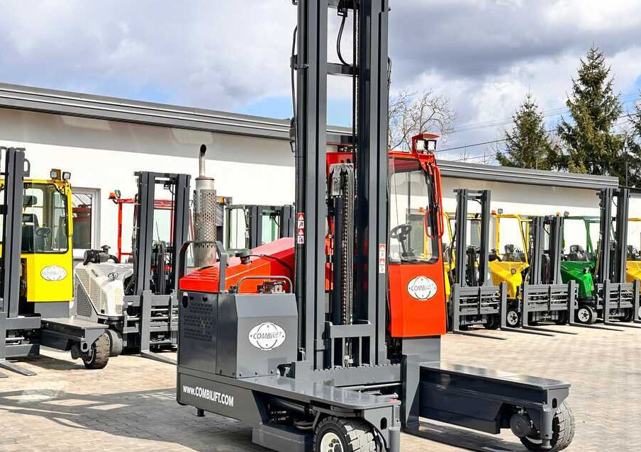 Combilift C4000 / DIESEL / TRIPLEX / 8400MM / FREE LIFT / SIDESHIFT / LIKE NEW - Chariot multidirectionnel: photos 4 Combilift C4000 / DIESEL / TRIPLEX / 8400MM / FREE LIFT / SIDESHIFT / LIKE NEW - Chariot multidirectionnel: photos 4
