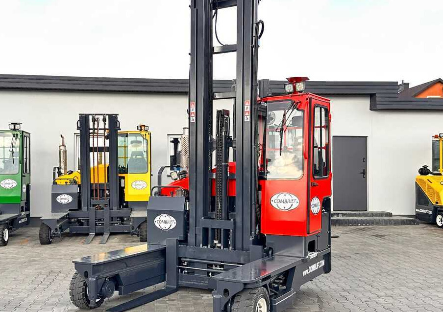 Combilift C4000 / DIESEL / TRIPLEX / 8400MM / FREE LIFT / SIDESHIFT / LIKE NEW - Chariot multidirectionnel: photos 3 Combilift C4000 / DIESEL / TRIPLEX / 8400MM / FREE LIFT / SIDESHIFT / LIKE NEW - Chariot multidirectionnel: photos 3
