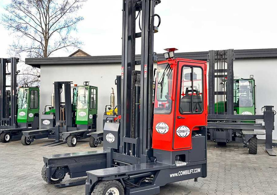 Combilift C4000 / DIESEL / TRIPLEX / 8400MM / FREE LIFT / SIDESHIFT / LIKE NEW - Chariot multidirectionnel: photos 1 Combilift C4000 / DIESEL / TRIPLEX / 8400MM / FREE LIFT / SIDESHIFT / LIKE NEW - Chariot multidirectionnel: photos 1