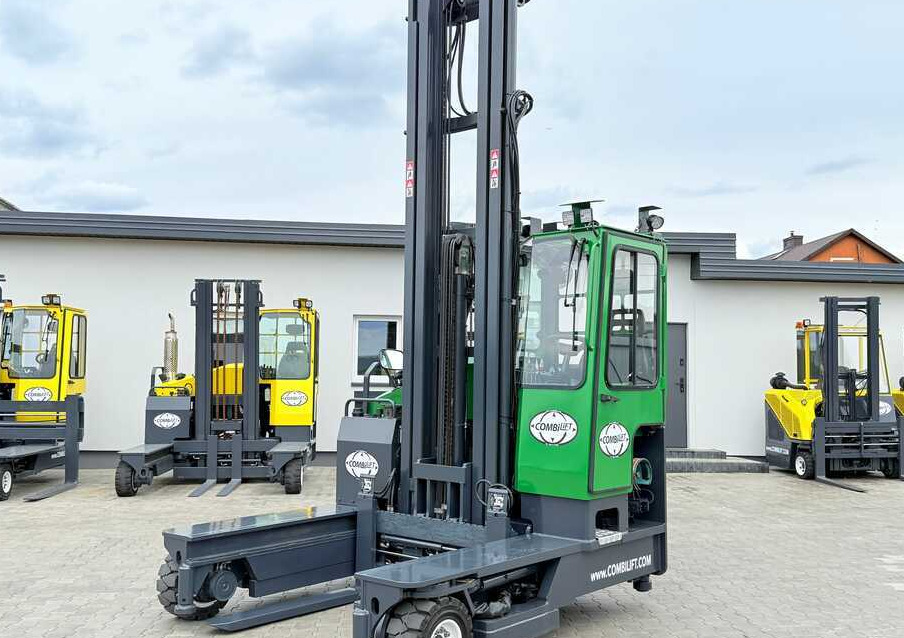 Combilift C4000 / GAS / TRIPLEX - 9300MM / FREE-LIFT / POSITIONER / LIKE NEW - Chariot multidirectionnel: photos 1 Combilift C4000 / GAS / TRIPLEX - 9300MM / FREE-LIFT / POSITIONER / LIKE NEW - Chariot multidirectionnel: photos 1
