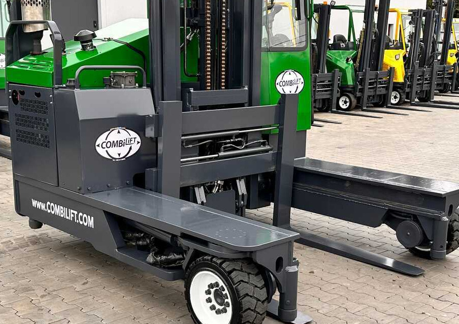 Combilift C4000 / LPG / DUPLEX / LIFTING HEIGHT 550CM / FREE LIFT / LIKE NEW - Chariot multidirectionnel: photos 4 Combilift C4000 / LPG / DUPLEX / LIFTING HEIGHT 550CM / FREE LIFT / LIKE NEW - Chariot multidirectionnel: photos 4