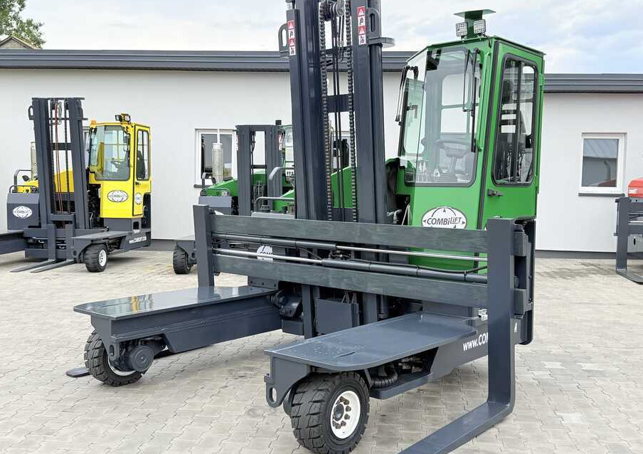 Combilift C4500 / DIESEL / DUPLEX 4000MM / WIDE FORK POSITIONER / HEATING / FULL CABIN / EXCELLENT CONDITION / A wide range of four-way and side loaders tailored to diverse needs and applications. - Chariot multidirectionnel: photos 3 Combilift C4500 / DIESEL / DUPLEX 4000MM / WIDE FORK POSITIONER / HEATING / FULL CABIN / EXCELLENT CONDITION / A wide range of four-way and side loaders tailored to diverse needs and applications. - Chariot multidirectionnel: photos 3