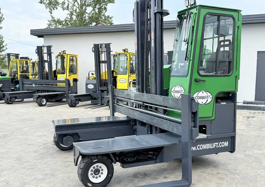 Combilift C4500 / DIESEL / DUPLEX 4000MM / WIDE FORK POSITIONER / HEATING / FULL CABIN / EXCELLENT CONDITION / A wide range of four-way and side loaders tailored to diverse needs and applications. - Chariot multidirectionnel: photos 4 Combilift C4500 / DIESEL / DUPLEX 4000MM / WIDE FORK POSITIONER / HEATING / FULL CABIN / EXCELLENT CONDITION / A wide range of four-way and side loaders tailored to diverse needs and applications. - Chariot multidirectionnel: photos 4