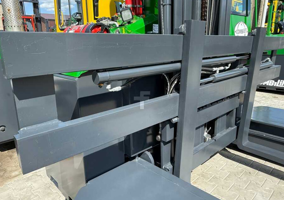Combilift C5000E / ELECTRIC / TRIPLEX 8300MM / FULL FREE LIFT / WIDE POSITIONER / FORK SIDESHIFT / BATTERY LIKE NEW - Chariot multidirectionnel: photos 5 Combilift C5000E / ELECTRIC / TRIPLEX 8300MM / FULL FREE LIFT / WIDE POSITIONER / FORK SIDESHIFT / BATTERY LIKE NEW - Chariot multidirectionnel: photos 5