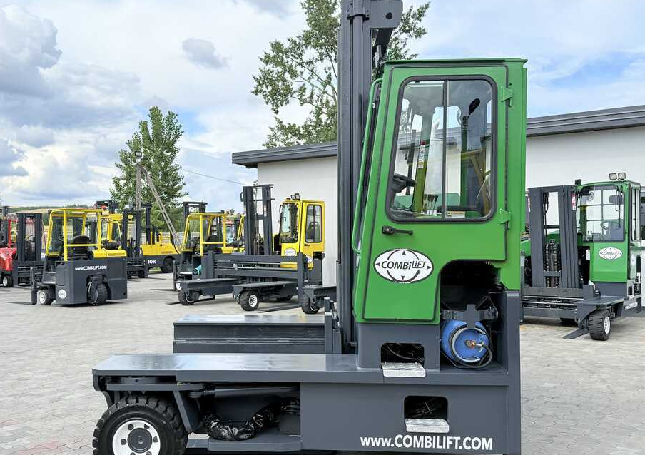 Combilift C8000 / GAS / DUPLEX - 4700MM / FORK POSITIONER / FREE LIFT / FULL HEATED CABIN / ONLY 5141H / CONDITION – LIKE NEW! - Chariot multidirectionnel: photos 2 Combilift C8000 / GAS / DUPLEX - 4700MM / FORK POSITIONER / FREE LIFT / FULL HEATED CABIN / ONLY 5141H / CONDITION – LIKE NEW! - Chariot multidirectionnel: photos 2
