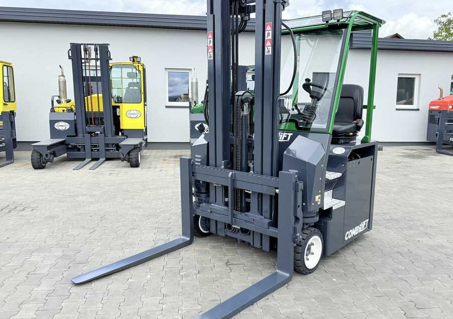 Combilift CBE2500 / TRIPLEX / 5500MM / FREE LIFT / ELECTRIC DRIVE / ONLY 2300 MTH / POSITIONER / SIDE SHIFT / NEW TYRES / LIKE NEW A wide range of four-way and side loaders, tailored to diverse needs - Chariot multidirectionnel: photos 1 Combilift CBE2500 / TRIPLEX / 5500MM / FREE LIFT / ELECTRIC DRIVE / ONLY 2300 MTH / POSITIONER / SIDE SHIFT / NEW TYRES / LIKE NEW A wide range of four-way and side loaders, tailored to diverse needs - Chariot multidirectionnel: photos 1