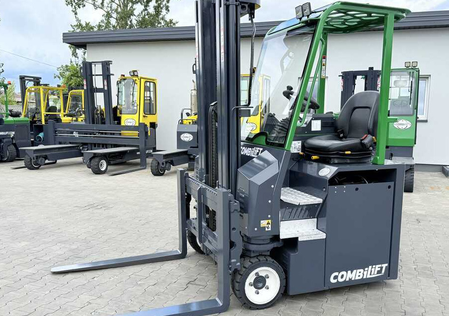 Combilift CBE2500 / TRIPLEX / 5500MM / FREE LIFT / ELECTRIC DRIVE / ONLY 2300 MTH / POSITIONER / SIDE SHIFT / NEW TYRES / LIKE NEW A wide range of four-way and side loaders, tailored to diverse needs - Chariot multidirectionnel: photos 2 Combilift CBE2500 / TRIPLEX / 5500MM / FREE LIFT / ELECTRIC DRIVE / ONLY 2300 MTH / POSITIONER / SIDE SHIFT / NEW TYRES / LIKE NEW A wide range of four-way and side loaders, tailored to diverse needs - Chariot multidirectionnel: photos 2