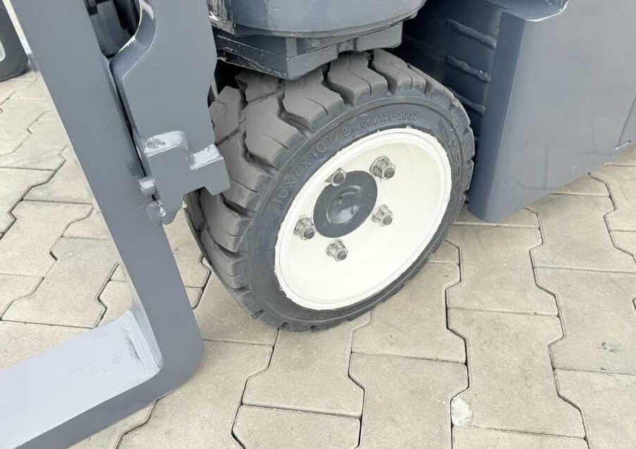 Combilift CBE2500 / TRIPLEX / 5500MM / FREE LIFT / ELECTRIC DRIVE / ONLY 2300 MTH / POSITIONER / SIDE SHIFT / NEW TYRES / LIKE NEW A wide range of four-way and side loaders, tailored to diverse needs - Chariot multidirectionnel: photos 4 Combilift CBE2500 / TRIPLEX / 5500MM / FREE LIFT / ELECTRIC DRIVE / ONLY 2300 MTH / POSITIONER / SIDE SHIFT / NEW TYRES / LIKE NEW A wide range of four-way and side loaders, tailored to diverse needs - Chariot multidirectionnel: photos 4