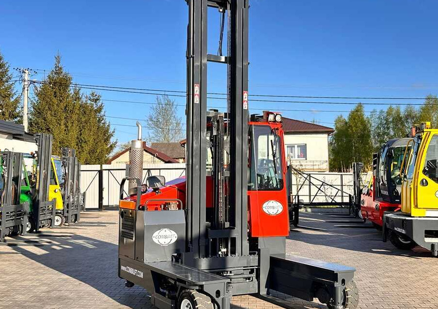 Combilift COMBILIFT C4000 – TRIPLEX 9300 mm – Year 2017 – GAS – FREE LIFT – FORK SIDE SHIFT – CONDITION 5/5 - Chariot multidirectionnel: photos 5 Combilift COMBILIFT C4000 – TRIPLEX 9300 mm – Year 2017 – GAS – FREE LIFT – FORK SIDE SHIFT – CONDITION 5/5 - Chariot multidirectionnel: photos 5