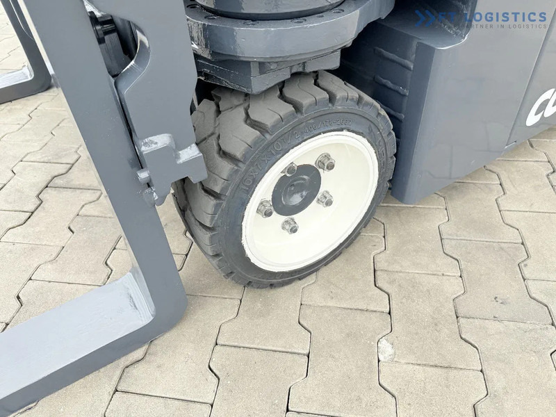 Combilift Combilift CBE2500 / TRIPLEX / 5500MM / FREE LIFT / ELECTRIC DRIVE / ONLY 2300 MTH / FORK POSITIONER / SIDE SHIFT / NEW TYRES / L - Chariot multidirectionnel: photos 4 Combilift Combilift CBE2500 / TRIPLEX / 5500MM / FREE LIFT / ELECTRIC DRIVE / ONLY 2300 MTH / FORK POSITIONER / SIDE SHIFT / NEW TYRES / L - Chariot multidirectionnel: photos 4