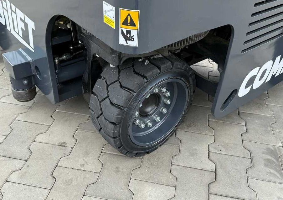 Combilift MR / ELECTRIC / TRIPLEX – 6000MM / FULL FREE LIFT / WIDE POSITIONER / FORK SIDESHIFT / ONLY 1400 HOURS / LIKE NEW - Chariot multidirectionnel: photos 5 Combilift MR / ELECTRIC / TRIPLEX – 6000MM / FULL FREE LIFT / WIDE POSITIONER / FORK SIDESHIFT / ONLY 1400 HOURS / LIKE NEW - Chariot multidirectionnel: photos 5