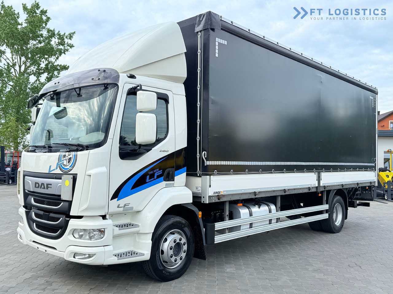 DAF LF 260 FA / AUTOMATIC / 9,255 kg PAYLOAD / 4x2 / 18 PALLETS / TAIL LIFT / SIDE BOARDS / EXCELLENT CONDITION! - Camion à rideaux coulissants: photos 1 DAF LF 260 FA / AUTOMATIC / 9,255 kg PAYLOAD / 4x2 / 18 PALLETS / TAIL LIFT / SIDE BOARDS / EXCELLENT CONDITION! - Camion à rideaux coulissants: photos 1