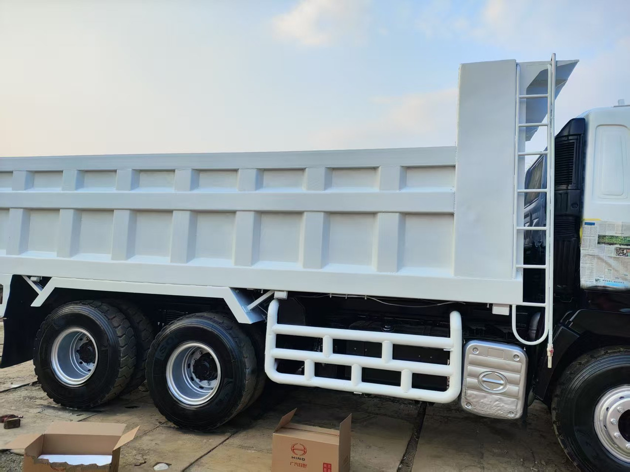 HINO HINO 700 - Camion benne: photos 4 HINO HINO 700 - Camion benne: photos 4