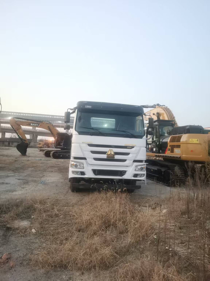 HOWO tow truck - Camion grue: photos 4 HOWO tow truck - Camion grue: photos 4