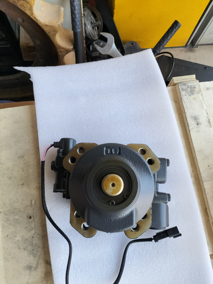 KOMATSU 708-7s-00352 - Moteur hydraulique pour Bulldozer: photos 1 KOMATSU 708-7s-00352 - Moteur hydraulique pour Bulldozer: photos 1