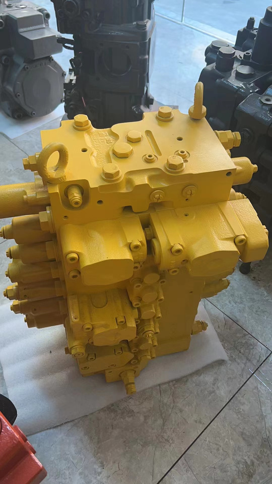 KOMATSU 723-48-26701 - Valve hydraulique pour Pelle: photos 4 KOMATSU 723-48-26701 - Valve hydraulique pour Pelle: photos 4