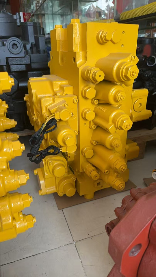 KOMATSU PC200-8 - Valve hydraulique pour Pelle: photos 1 KOMATSU PC200-8 - Valve hydraulique pour Pelle: photos 1