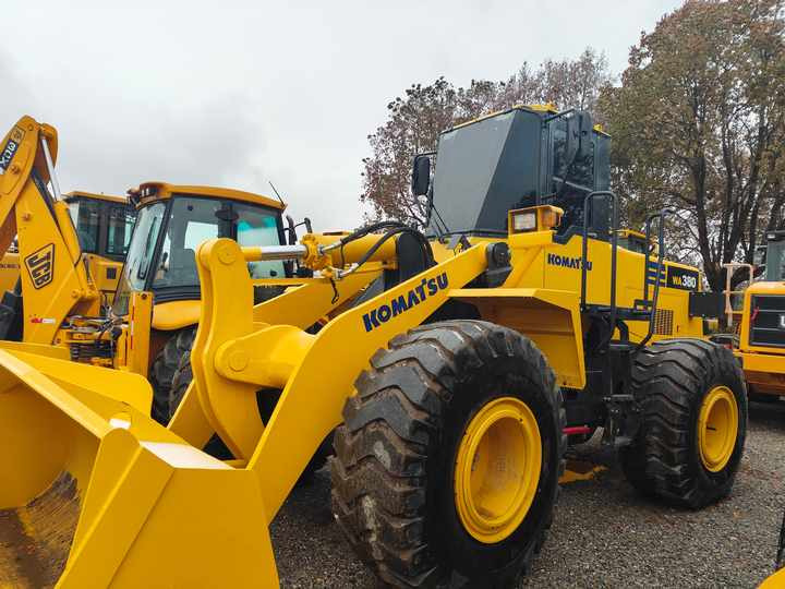 Certified Pre-Owned Komatsu WA380-3 | Heavy-Duty Loader for Mining/ Construction - Price Negotiable! - Tractopelle: photos 3 Certified Pre-Owned Komatsu WA380-3 | Heavy-Duty Loader for Mining/ Construction - Price Negotiable! - Tractopelle: photos 3