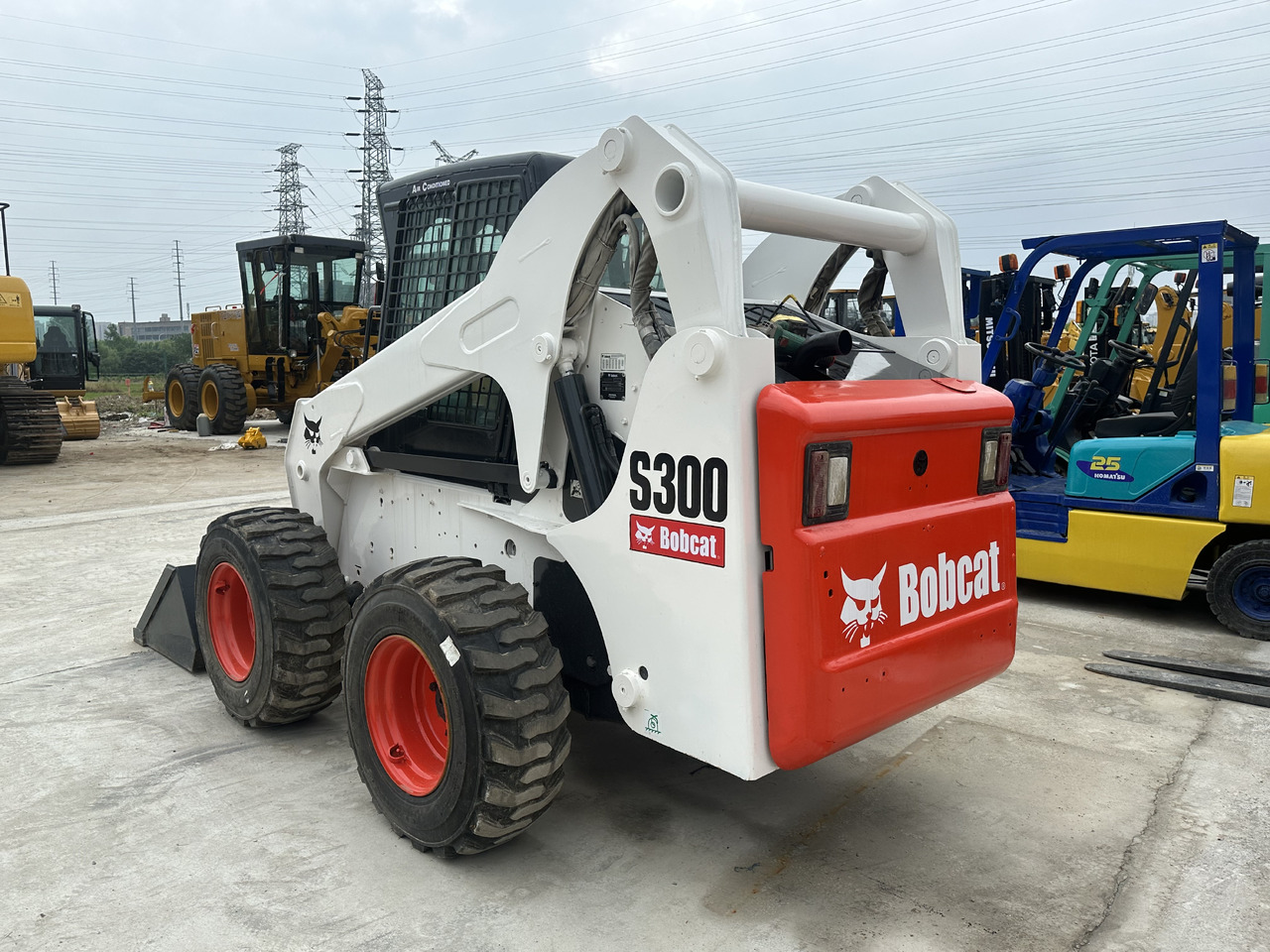 Second hand Hot sale skid-steers Bobcat S300 - Engins de chantier: photos 2 Second hand Hot sale skid-steers Bobcat S300 - Engins de chantier: photos 2