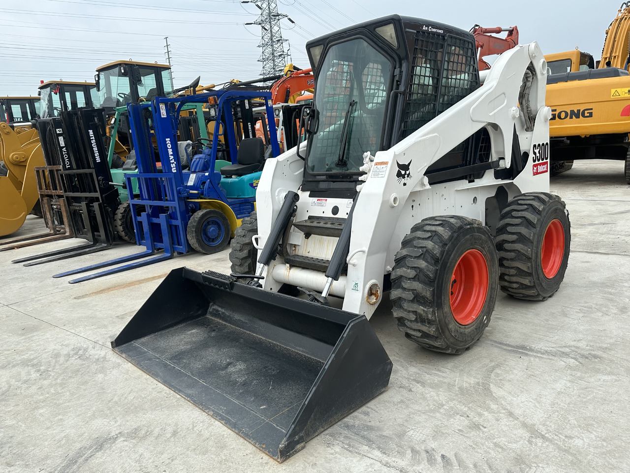 Second hand Hot sale skid-steers Bobcat S300 - Engins de chantier: photos 1 Second hand Hot sale skid-steers Bobcat S300 - Engins de chantier: photos 1