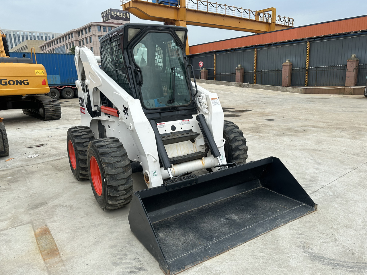 Second hand Hot sale skid-steers Bobcat S300 - Engins de chantier: photos 3 Second hand Hot sale skid-steers Bobcat S300 - Engins de chantier: photos 3