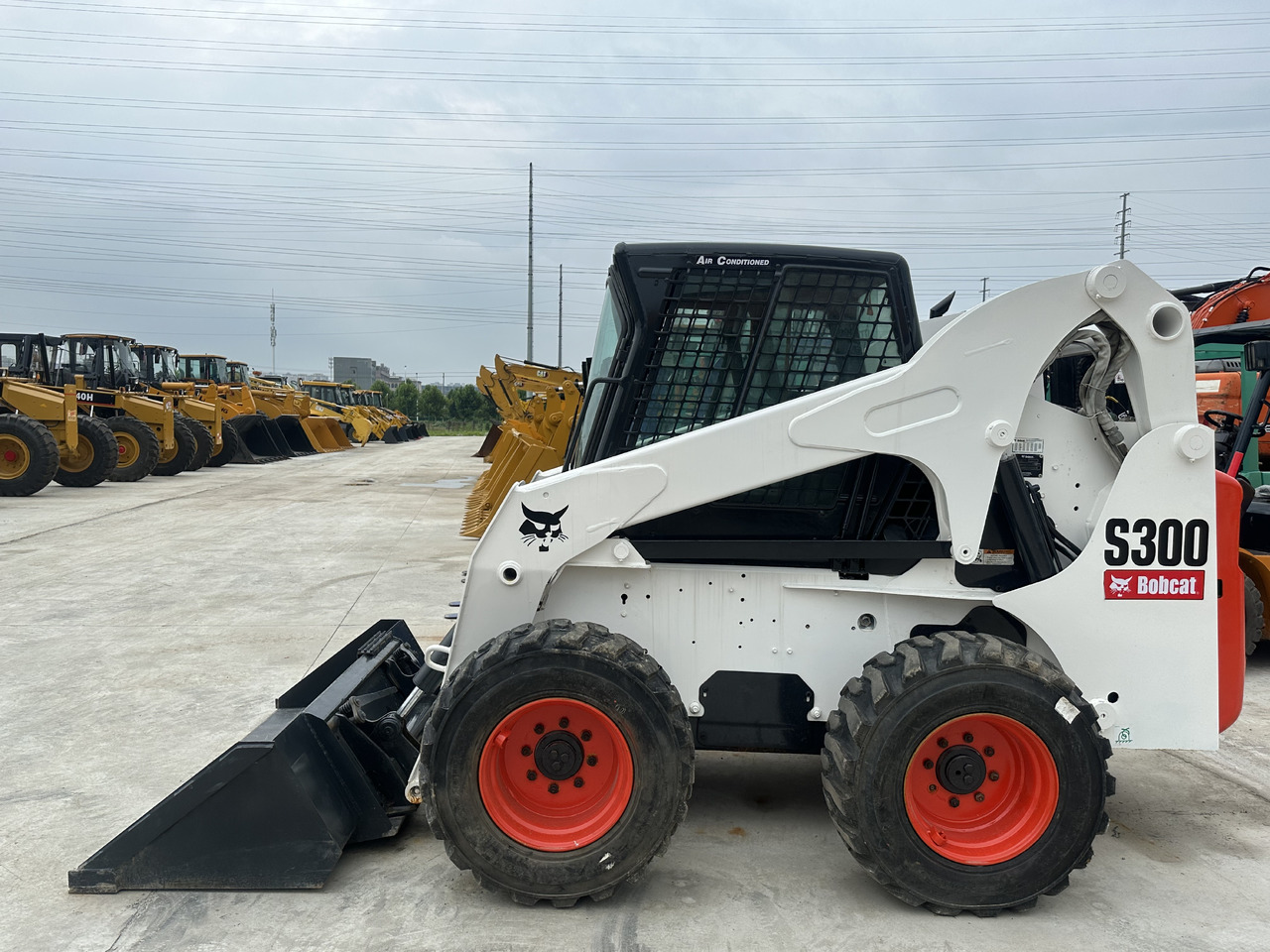 Second hand Hot sale skid-steers Bobcat S300 - Engins de chantier: photos 5 Second hand Hot sale skid-steers Bobcat S300 - Engins de chantier: photos 5