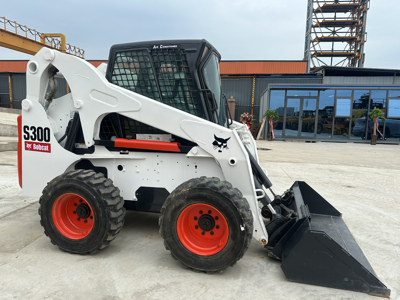 Second hand Hot sale skid-steers Bobcat S300 - Engins de chantier: photos 4 Second hand Hot sale skid-steers Bobcat S300 - Engins de chantier: photos 4