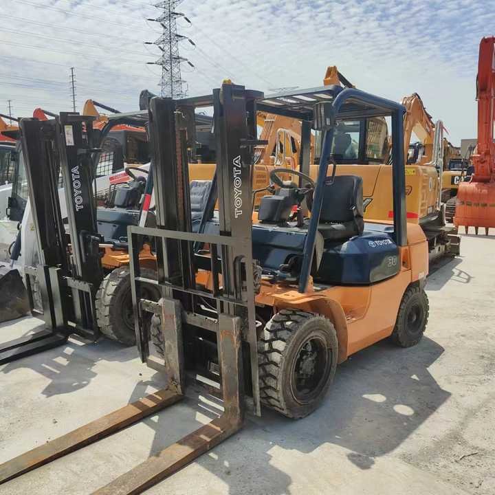 Secod Hand Japanese Brand Toyota 30 Forklift Mini 3 Ton Forklift with Good Performance and Less Working Time for Sale - Chariot élévateur: photos 4 Secod Hand Japanese Brand Toyota 30 Forklift Mini 3 Ton Forklift with Good Performance and Less Working Time for Sale - Chariot élévateur: photos 4