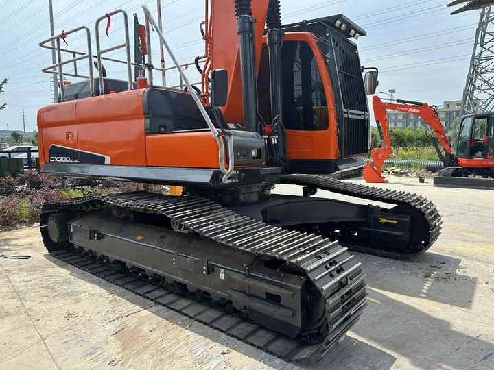 Used Digger DOOSAN DX300 Construction Machinery Construction Digger Used DOOSAN DX300 Cheap Excavator - Pelle sur chenille: photos 3 Used Digger DOOSAN DX300 Construction Machinery Construction Digger Used DOOSAN DX300 Cheap Excavator - Pelle sur chenille: photos 3